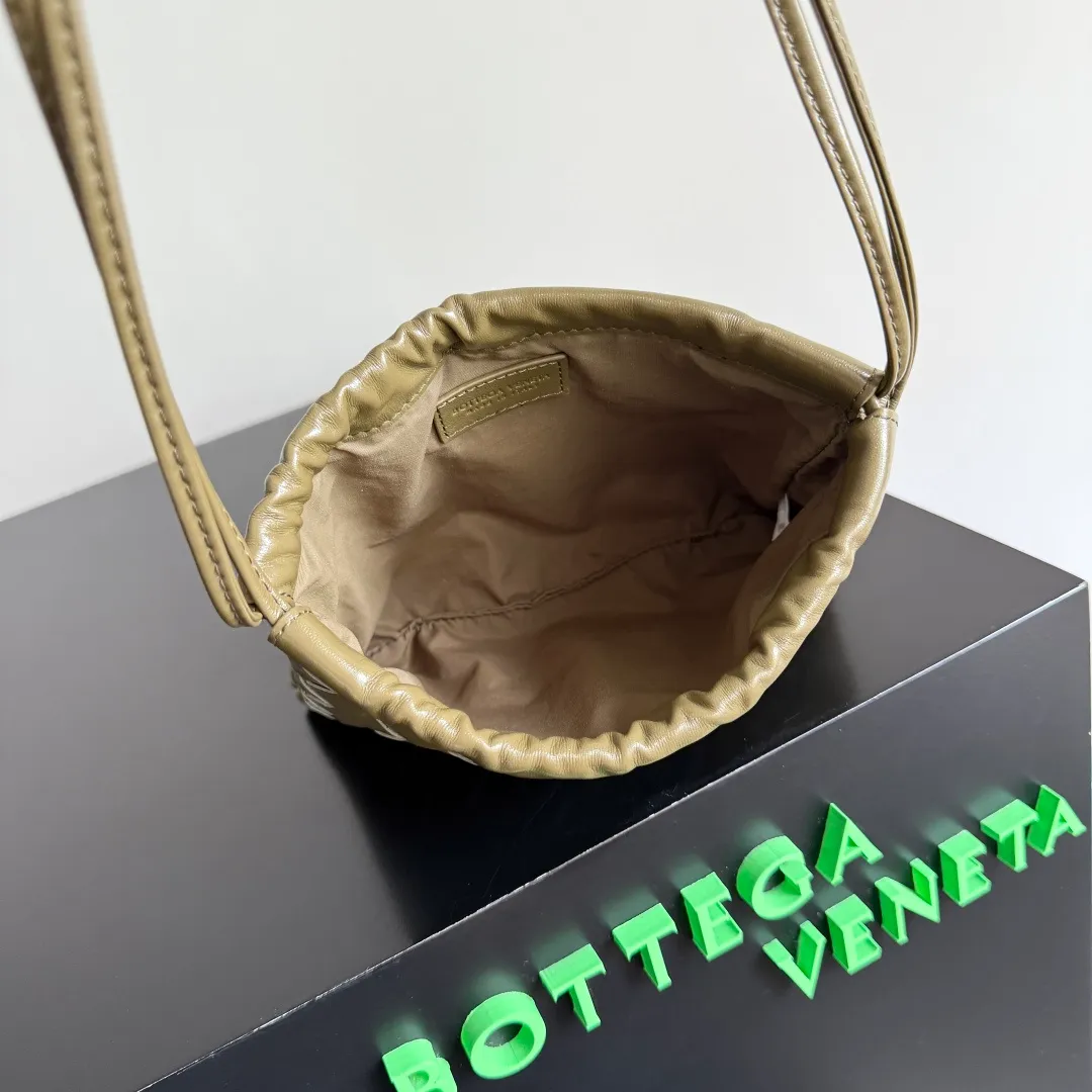 Batch 1400 BOTTEGA VENETA DUSTBAG mini size is officially launched📣📣. It still continues the classic weaving process. The lazy and casual feeling presented by the drawstring pockets is not too suitable for summer. The small back body is light and convenient. It is enough to carry lipstick and tissues when going out every day. It is not easy to make mistakes with any clothes. The shoulder strap has a buckle and pull-out design, which can be adjusted to unlock multiple carrying methods. Style number: 816987 Size: 21*16.6*1cm
